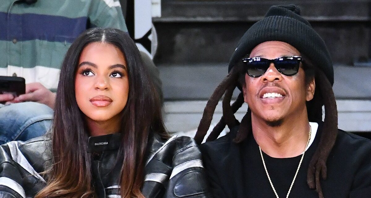 Blue Ivy vole la vedette dans un ensemble avant-gardiste aux côtés de Jay-Z lors d&rsquo;une rare sortie commune