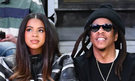 Blue Ivy vole la vedette dans un ensemble avant-gardiste aux côtés de Jay-Z lors d&rsquo;une rare sortie commune