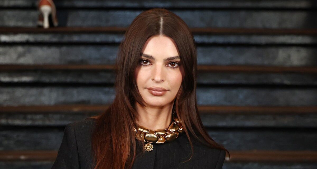 Le pantalon grand-mère visible d&rsquo;Emily Ratajkowski vient de prendre d&rsquo;assaut la tendance des sous-vêtements comme vêtements d&rsquo;extérieur