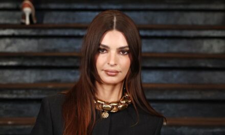 Le pantalon grand-mère visible d&rsquo;Emily Ratajkowski vient de prendre d&rsquo;assaut la tendance des sous-vêtements comme vêtements d&rsquo;extérieur