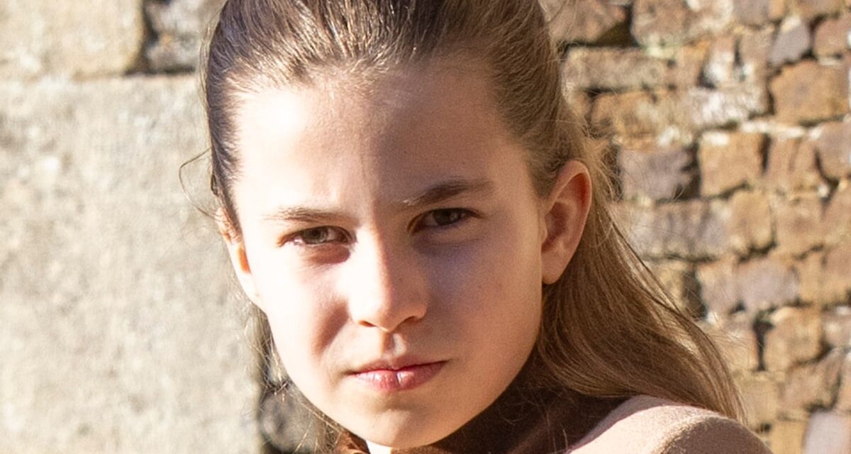La princesse Charlotte fait la fête avec une copie du look de maman Kate Middleton, âgée de 14 ans