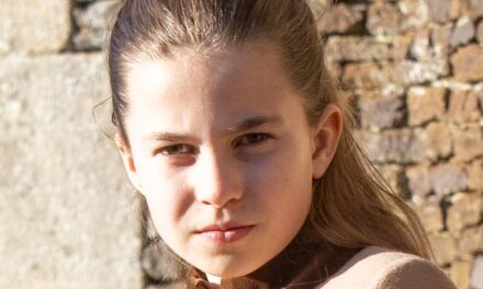 La princesse Charlotte fait la fête avec une copie du look de maman Kate Middleton, âgée de 14 ans