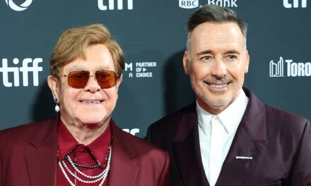 Les triples célébrations de Noël d&rsquo;Elton John avec son mari David et ses deux fils