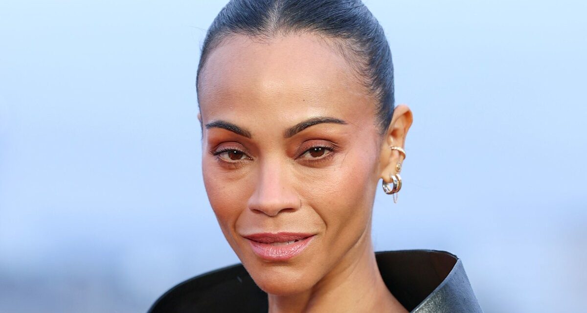 Zoe Saldana, 47 ans, rend les fans fous avec un affichage effronté alors qu&rsquo;elle se déshabille en lingerie noire pour une nouvelle photo