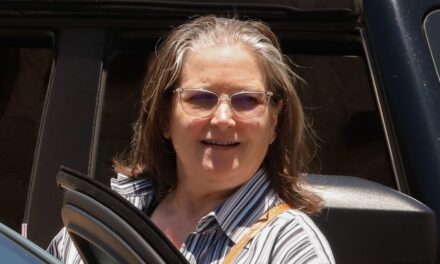 Bridget Fonda présente une perte de poids spectaculaire de 85 livres lors d&rsquo;une apparition inattendue à Beverly Hills