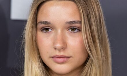 Harper Beckham, 14 ans, photographié « manifestant » lors du premier Noël de la famille Beckham après le blocage de Brooklyn