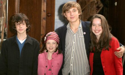 Les enfants de Narnia font tourner les têtes alors qu&rsquo;ils se réunissent et recréent une photo vieille de 20 ans – voyez où ils se trouvent maintenant
