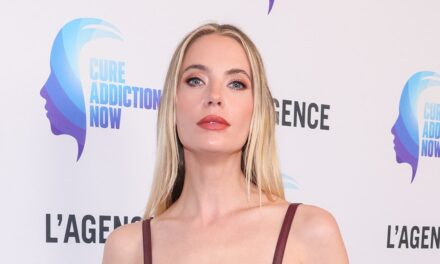 Ashley Benson présente des abdominaux toniques en bikini vert pour son 36e anniversaire