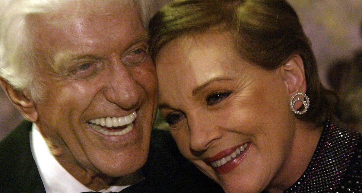 Dans la douce amitié de Dick Van Dyke de Mary Poppins et Julie Andrews tout au long des 64 années écoulées depuis la sortie du film