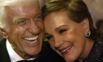 Dans la douce amitié de Dick Van Dyke de Mary Poppins et Julie Andrews tout au long des 64 années écoulées depuis la sortie du film