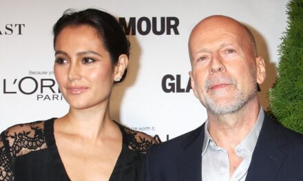 Emma Heming, l&rsquo;épouse de Bruce Willis, partage des images inédites de leurs débuts ensemble : « Il me manque »