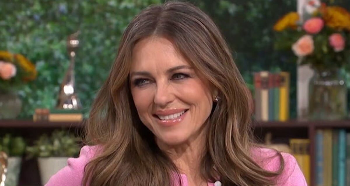 Elizabeth Hurley est élégante dans ce pull tricoté festif qui, admet-elle, est plus âgé que son fils Damian, 23 ans.