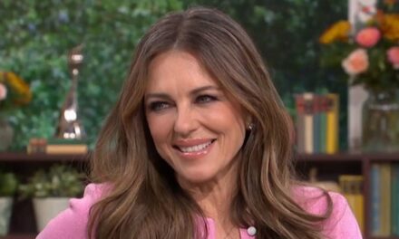 Elizabeth Hurley est élégante dans ce pull tricoté festif qui, admet-elle, est plus âgé que son fils Damian, 23 ans.