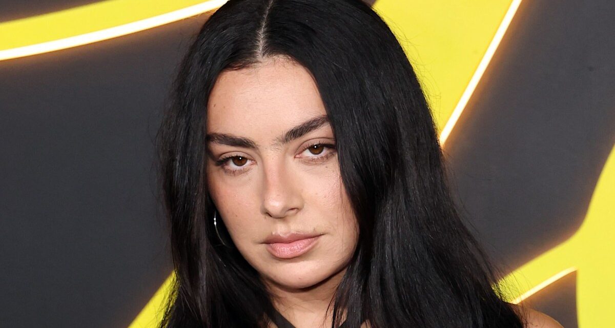 Découvrez la carrière d&rsquo;acteur inattendue de Charli XCX alors que la star avance à toute vitesse avec de nouveaux films, dont 100 Nights of Hero