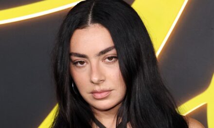 Découvrez la carrière d&rsquo;acteur inattendue de Charli XCX alors que la star avance à toute vitesse avec de nouveaux films, dont 100 Nights of Hero