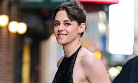 Kristen Stewart fait passer la tenue nue à un niveau supérieur dans un look décolleté plongeant inspiré de la lingerie