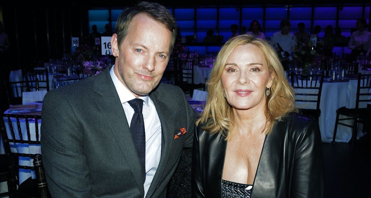 Dans le cadre du mariage intime de Kim Cattrall à Londres avec l&rsquo;ingénieur du son « très britannique » Russell Thomas – avec seulement 12 invités