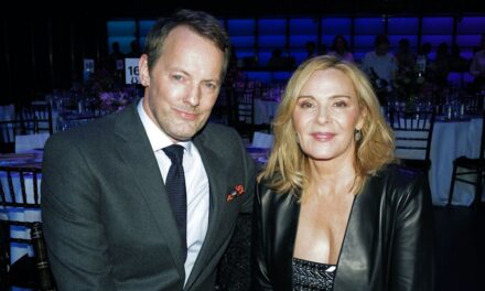 Dans le cadre du mariage intime de Kim Cattrall à Londres avec l&rsquo;ingénieur du son « très britannique » Russell Thomas – avec seulement 12 invités