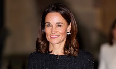 Pippa Middleton photographiée à Abu Dhabi alors qu&rsquo;elle manque le concert de Noël de sa sœur Kate Middleton