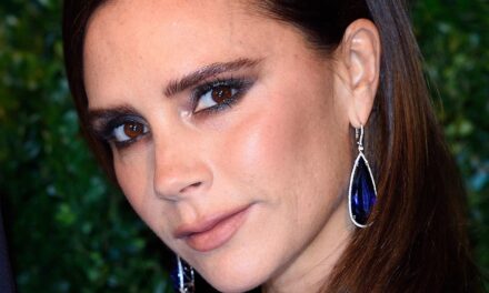 Le moment de mode « sirène » de Victoria Beckham à 1,2 000 £ au mariage de Holly Ramsay