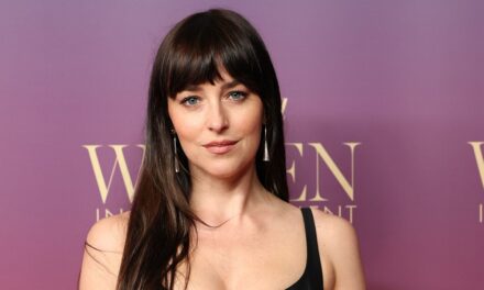 Dakota Johnson vient d&rsquo;échanger sa « robe nue » signature contre une petite robe sculptante
