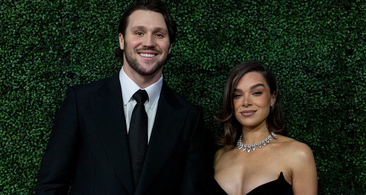Le quart des Buffalo Bills Josh Allen et sa femme Hailee Steinfeld attendent leur premier bébé – voir leur vidéo d&rsquo;annonce