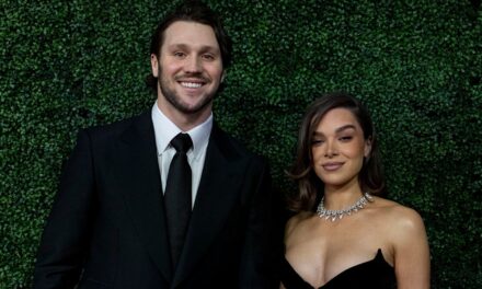 Le quart des Buffalo Bills Josh Allen et sa femme Hailee Steinfeld attendent leur premier bébé – voir leur vidéo d&rsquo;annonce