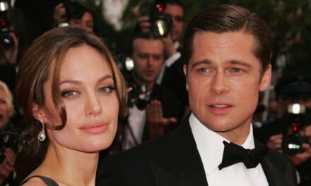 Des couples hollywoodiens qui ont trouvé l&rsquo;amour sur le tournage – y compris la romance « folle » de Brad Pitt et Angelina Jolie