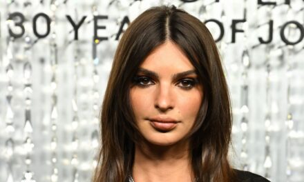 Emily Ratajkowski taquine une nouvelle entreprise de mode majeure dans une micro mini petite robe noire
