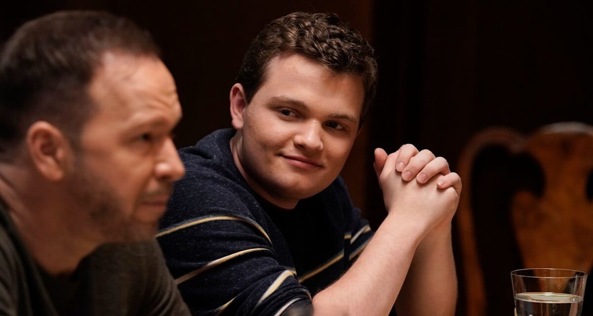 La star de Blue Bloods brise le silence sur sa refonte pour Boston Blue – et comment Donnie Wahlberg lui a dit