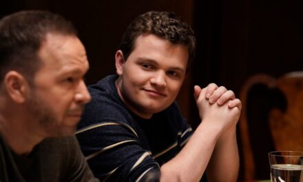 La star de Blue Bloods brise le silence sur sa refonte pour Boston Blue – et comment Donnie Wahlberg lui a dit