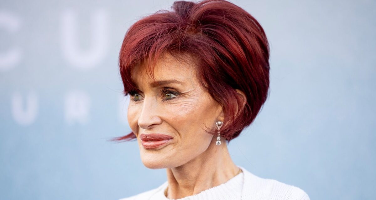 Sharon Osbourne a l&rsquo;air incroyablement intemporelle alors qu&rsquo;elle foule le tapis rouge des Grammy