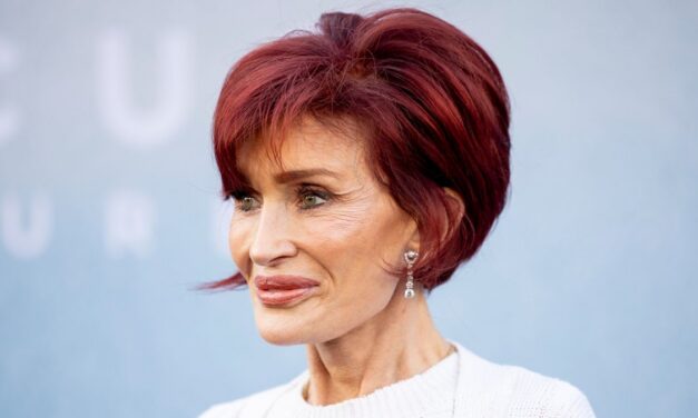 Sharon Osbourne a l&rsquo;air incroyablement intemporelle alors qu&rsquo;elle foule le tapis rouge des Grammy