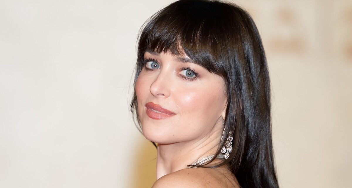 Dakota Johnson donne à son style de robe nue emblématique une touche sensuelle pour le camée surprise de SNL