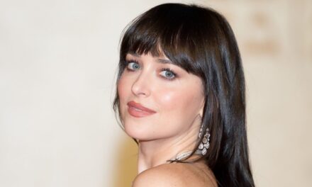 Dakota Johnson donne à son style de robe nue emblématique une touche sensuelle pour le camée surprise de SNL