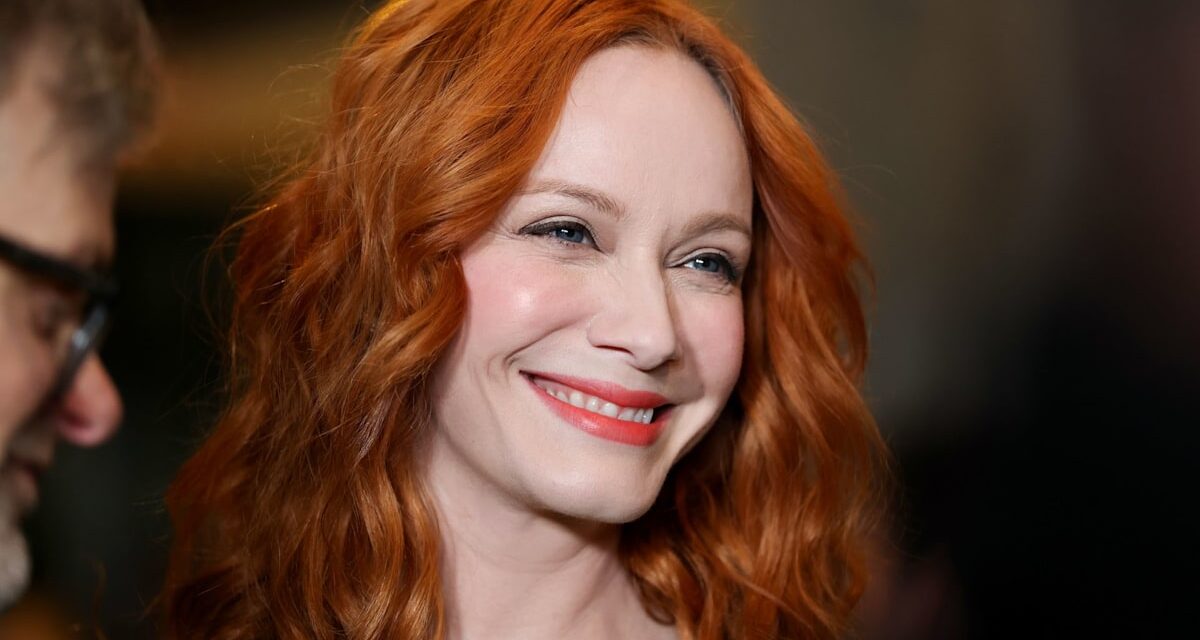 Christina Hendricks a l&rsquo;air phénoménale dans une robe près du corps sur une photo adorée avec son mari