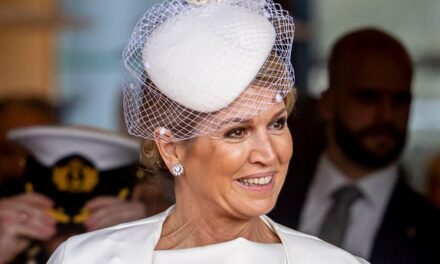 La robe cape blanche de mariée de la reine Maxima est une classe de maître en matière de style monochrome dans la cinquantaine