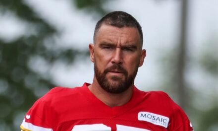 Travis Kelce soulève des questions sur la retraite après la défaite des Chiefs – son frère Jason intervient