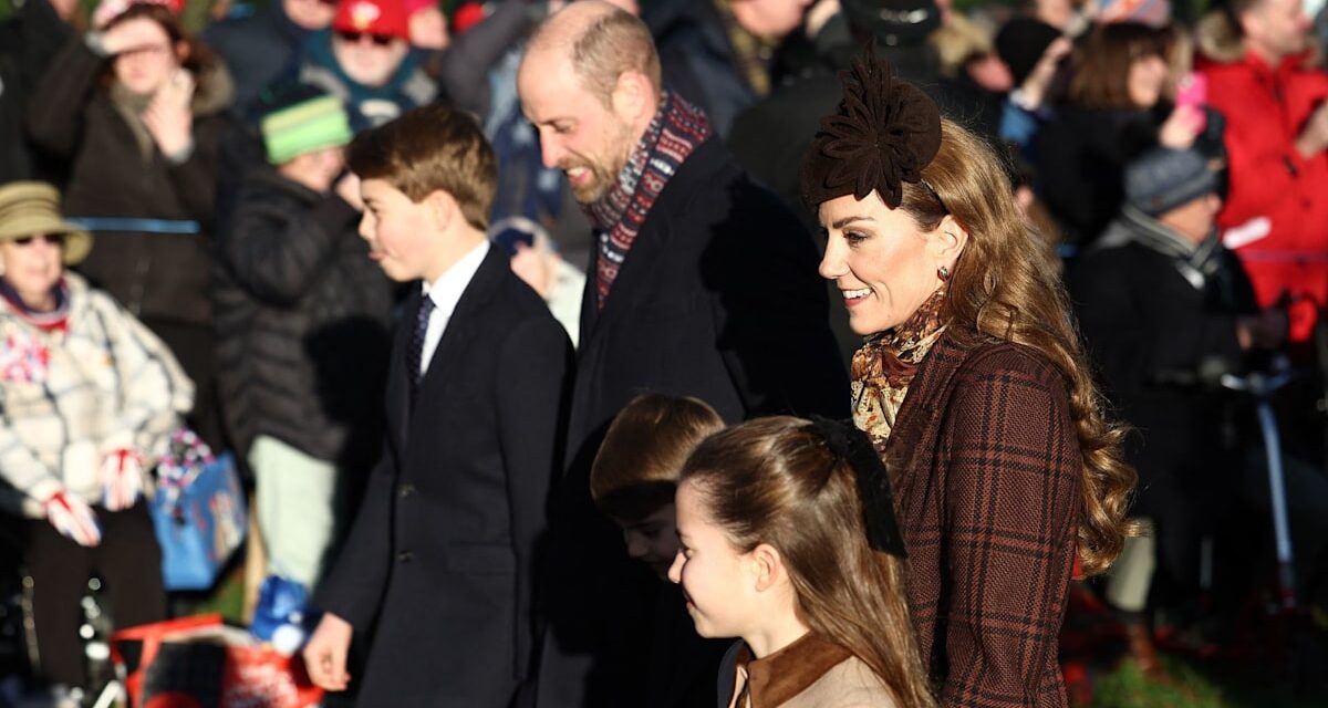 Prince George, la princesse Charlotte et le prince Louis sont les stars de la promenade du jour de Noël – meilleures photos