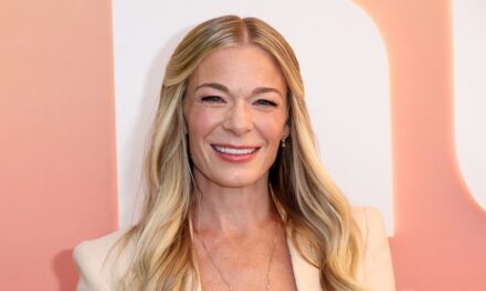 LeAnn Rimes vole la vedette dans une robe noire « nue » plongeante