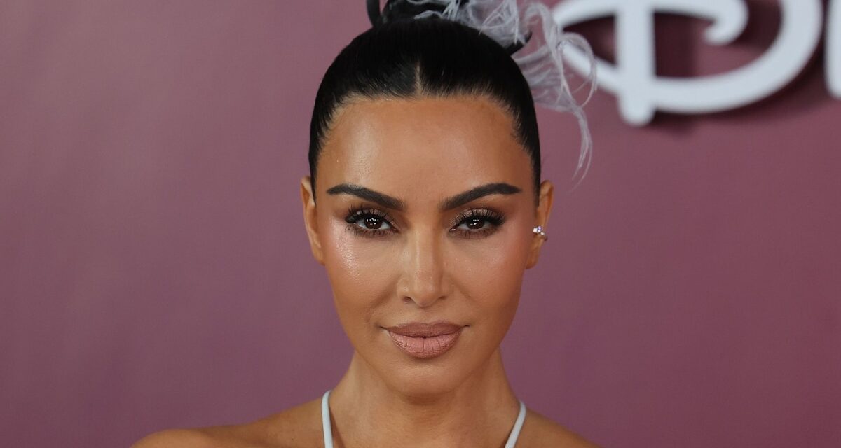 Kim Kardashian s&rsquo;accroche à l&rsquo;été dans son tout petit bikini à imprimé léopard