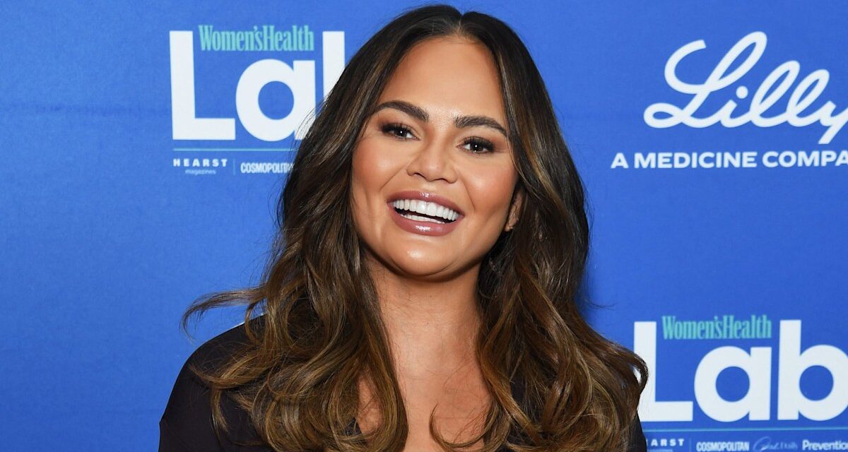 Chrissy Teigen dévoile une dent manquante après qu&rsquo;elle soit « tombée » lors d&rsquo;un match festif « qui a mal tourné »