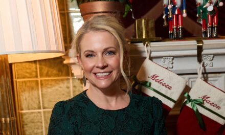 Exclusif : Melissa Joan Hart révèle ses traditions de Noël et comment elle a enseigné à ses 3 fils l&rsquo;importance de redonner