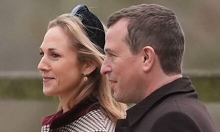 Peter Phillips et sa fiancée Harriet Sperling marquent une grande première avec une sortie à l&rsquo;église de Sandringham – meilleures photos