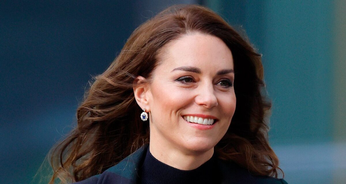 Kate Middleton recycle un manteau structuré de 700 £ – avec un nouvel accessoire en cristal