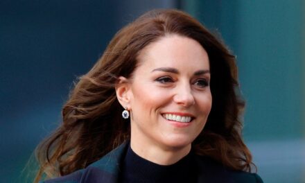 Kate Middleton recycle un manteau structuré de 700 £ – avec un nouvel accessoire en cristal