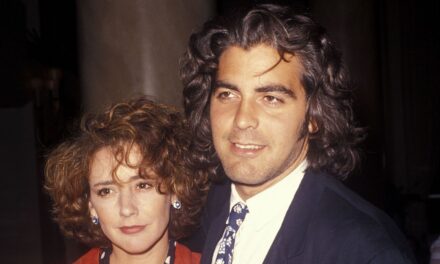 La première épouse de George Clooney, 66 ans, semble méconnaissable lors d&rsquo;une rare sortie avec son célèbre mari