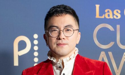 Bowen Yang brise le silence lors de la sortie de Saturday Night Live : « Je ne peux pas croire que j&rsquo;ai jamais été inclus »