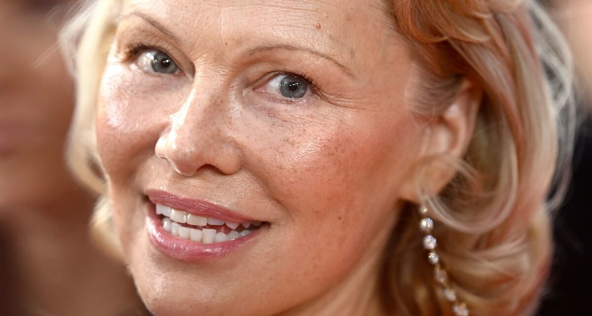Pamela Anderson semble pratiquement méconnaissable alors qu&rsquo;elle divise les fans avec sa nouvelle coiffure « grand-mère » bouclée aux teintes rouges.