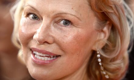 Pamela Anderson semble pratiquement méconnaissable alors qu&rsquo;elle divise les fans avec sa nouvelle coiffure « grand-mère » bouclée aux teintes rouges.